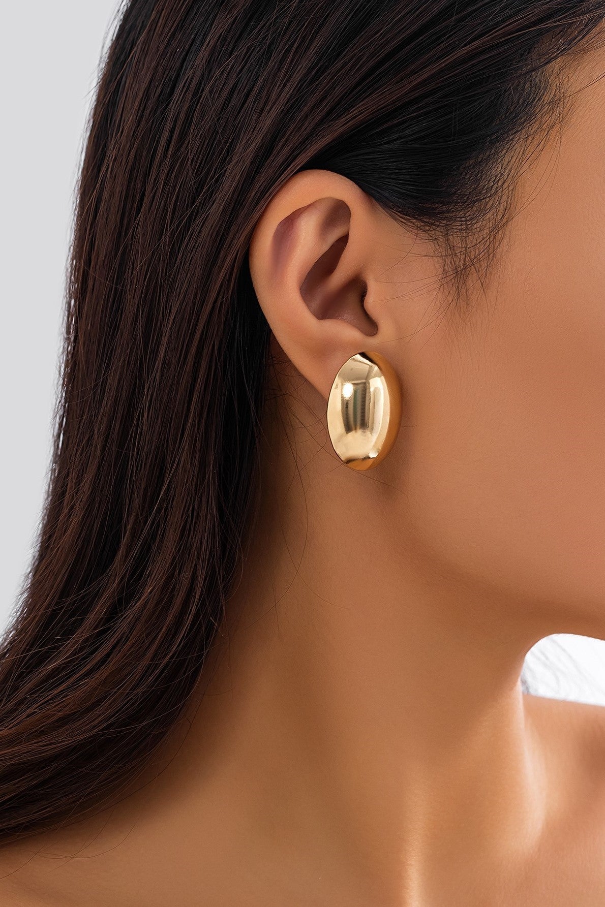 Elegant round earrings, gold color.